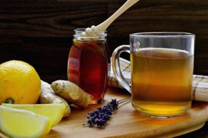 La raíz de jengibre muy conocida por muchos, también es conocido como ( KION), y hoy te traemos uno de sus beneficios que es el té de jengibre y limón para la gripe. Te de jengibre y limón para la gripe